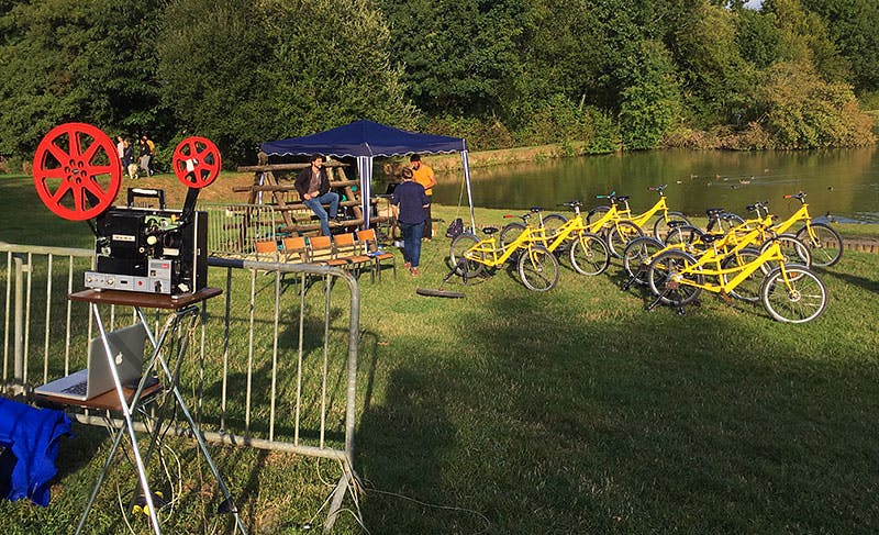 Photo des préparatifs pour une projection sur la base de loisirs du Locheur dans le Calvados.