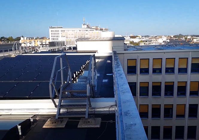 L’Hôtel des Postes de Nantes, est l’un des premiers immeubles de la ville à fonctionner en autoconsommation électrique grâce à sa centrale photovoltaïque.