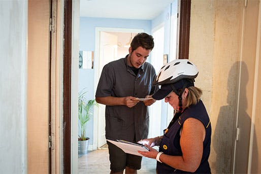 Les postières et les postiers assurent le service de levée et distribution du courrier 6 jours sur 7 et sur l'ensemble du territoire national