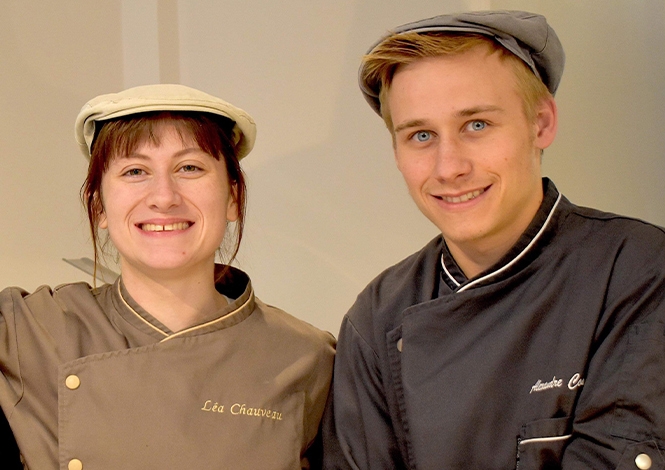 Léa et Alexandre, chocolatiers, confient l'envoie de leur marchandise à La Poste.