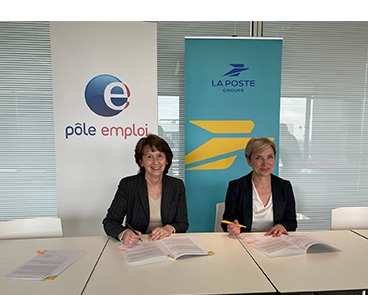 Photo de la signature entre Catherine Poux, directrice des services aux entreprises à Pôle emploi & Cécile Pasdeloup, directrice du développement RH du groupe La Poste