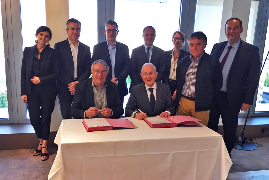 Photo de la signature de la convention de partenariat 2019 entre La Poste et l’AMRF.