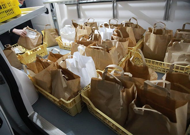 Depuis 2017, La Poste permet aux personnes âgées de se faire livrer leurs repas à domicile par le facteur