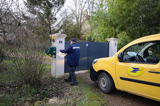 Facteur distribuant le courrier et son véhicule