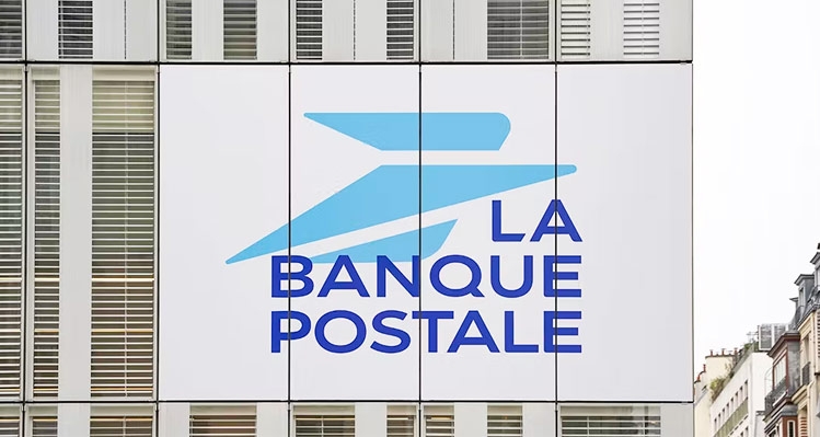 Façade du siège de La Banque Postale à Paris