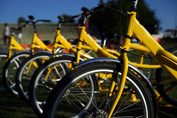 Photo des vélos à assistance électrique donnés par La Poste, donc de couleur jaune.