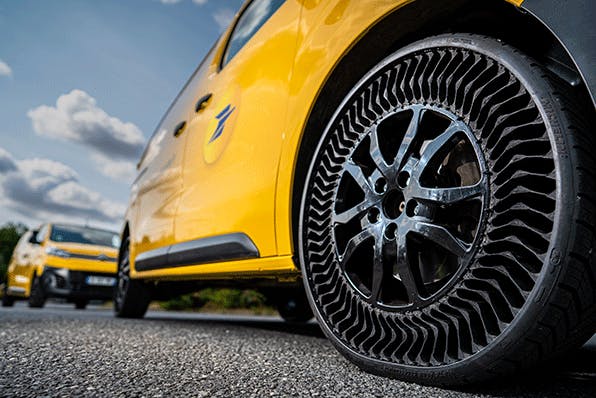 vue d'un bas de voiture avec le pneu increvable