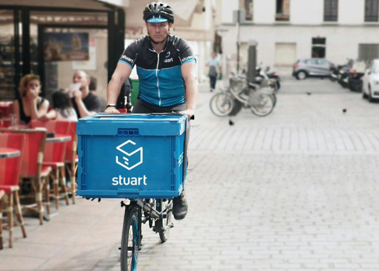 Stuart, filiale de La Poste, partenaire à Bordeaux de 154 coursiers indépendants à vélo, propose une alternative de livraison plus rapide et plus écologique.