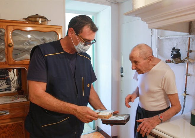 Depuis 2017, La Poste permet aux personnes âgées de se faire livrer leurs repas à domicile par le facteur