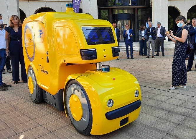 La Poste lance Carreta : un véhicule automatisé dédié à la logistique  urbaine