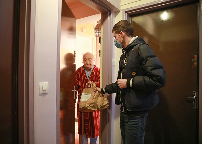 Depuis 2017, La Poste permet aux personnes âgées de se faire livrer leurs repas à domicile par le facteur