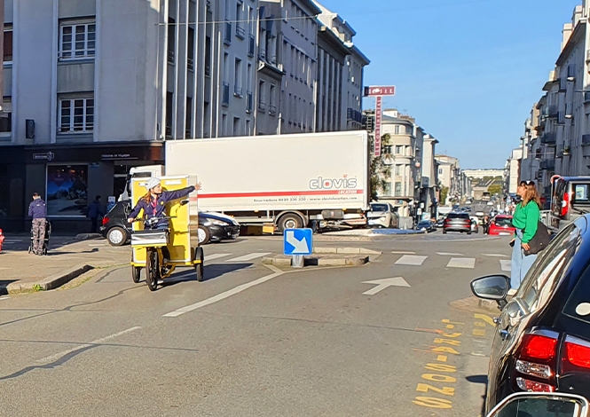 L’agence Colissimo de Brest dispos d’un nouveau mode de livraison décarboné pour distribuer les colis : le vélo cargo triporteur.