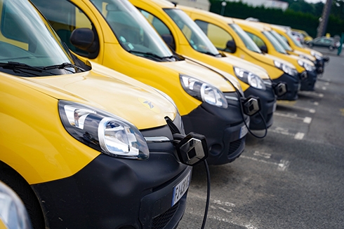 La Poste s’est fixée pour objectif, en France d’acquérir 8 000 véhicules utilitaires électriques supplémentaires d’ici 2025.