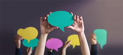 plusieurs bulles de dialogue levé en l'air