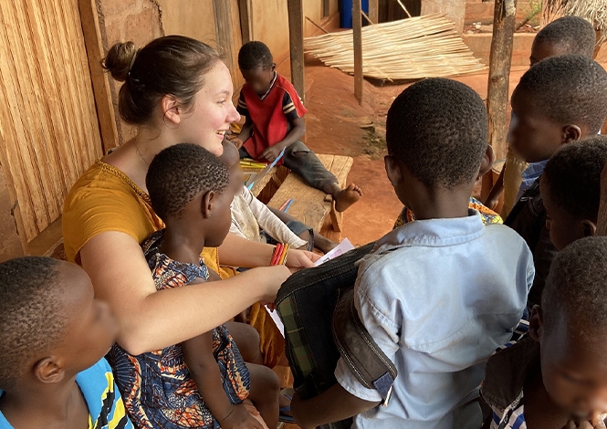 Lena Le Moal, chargée de communication du groupe La Poste, est bénévole au sein de l’association To go or not Togo.