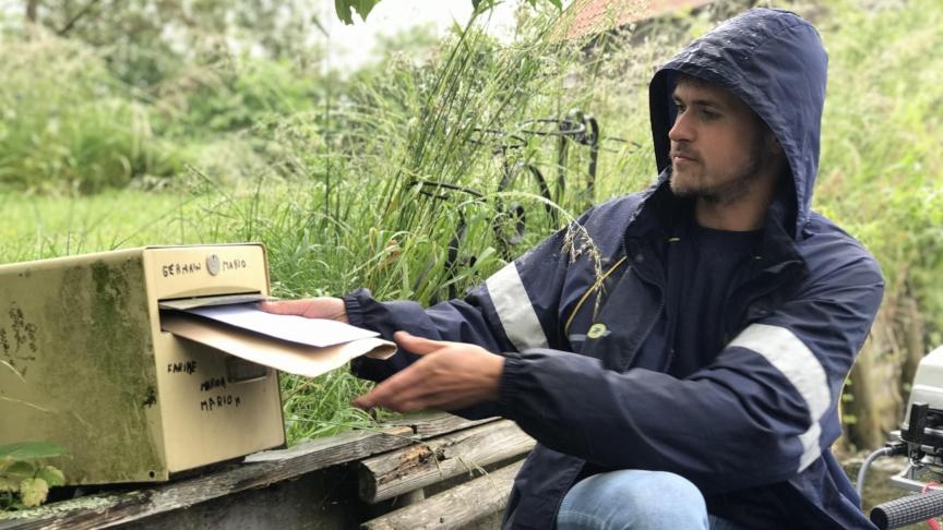 facteur qui distribue le courrier en barque