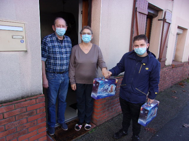 Valentin Pillot, facteur à la PPDC de Rouen, livre le colis de noël de la mairie du Petit-Quevilly à un couple de retraités
