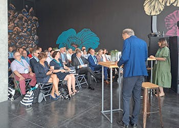 reunion d'élus dans une salle