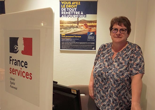 Rosanne Debrosse fait partie de la première vague de chargés de clientèle à valider le parcours qualifiant France Services mis en place par La Poste au niveau national.