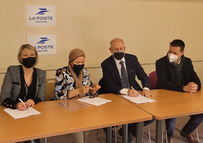 De gauche à droite : Sarita Marocco, directrice régionale Pickup, Rania Aougaci, responsable de la conciergerie, Philippe Wahl, président-directeur général du groupe La Poste et Sylvain Souvestre, maire des 11e et 12e arrondissements