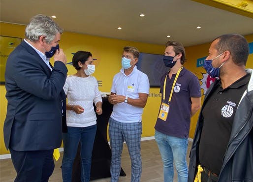 Fabien JOURON accueille sur le stand La Poste Sarah EL HAÏRY, Secrétaire d'État chargée de la Jeunesse et de l'Engagement et Franck LOUVRIER, Maire de La Baule et Conseiller régional.