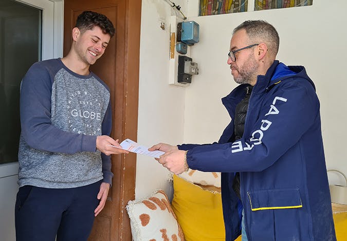 Des facteurs volontaires, formés par l’INSEE, sont temporairement détachés de leur tournée pour effectuer la mission d’agent de recensement.