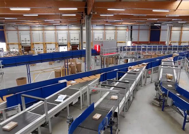 La Poste soutient les e-commerçants en assurant la remise de colis 6 jours sur 7 grâce à son réseau de facteurs, ses bureaux de poste et points d'accès