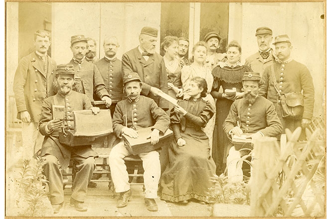 Facteurs et dames employées vers 1900 (PO PH 997.60) © Musée de La Poste - La Poste, 2022