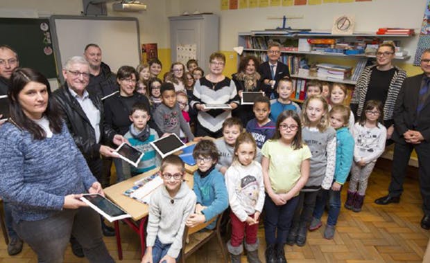 The 29 students of the Muhlbach-sur-Munster elementary school immediately took charge of the SQOOL educational tablets, distributed by La Poste