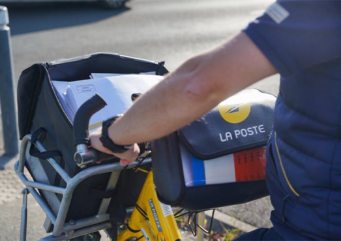 La Poste s’est vu confier l’intégralité de la distribution des plis électoraux sur le territoire national.