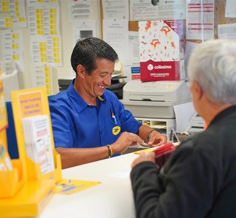 chargé de clientèle qui sert un client