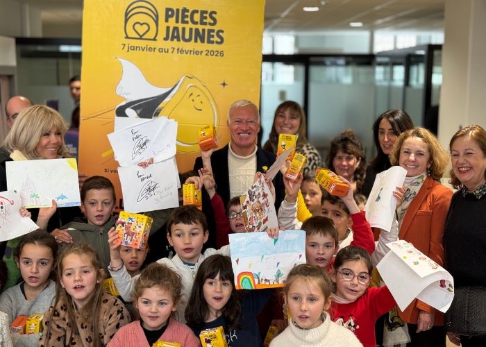 des enfants au bureau de poste pour la lancement des pièces jaunes