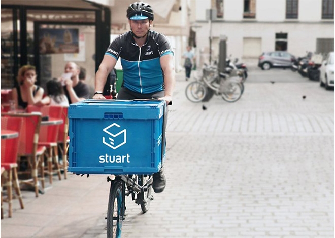 Stuart, filiale de La Poste, partenaire à Bordeaux de 154 coursiers indépendants à vélo, propose une alternative de livraison plus rapide et plus écologique.