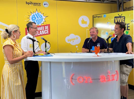 Gilles Lagrave Esnault, délégué au développement régional du Groupe La Poste, précise : « La Poste est heureuse de participer au Big Tour car elle est actrice de la relance par ses activités traditionnelles, le courrier et le colis, mais aussi avec les solutions de financement de La Banque Postale et de dématérialisation de Docaposte. La plateforme de commerce Ma Ville Mon Shopping, qu’elle commercialise, accompagne les commerçants de proximité en leur permettant de vendre leurs produits en ligne. » Dans son espace, baptisé « Innover », La Poste propose aux visiteurs son aide pour la création de L’Identité Numérique La Poste, ses conseils pour souscrire facilement un compte Ma French Bank et une animation Youpix pour envoyer une photo de vacances à ses proches. Après les activités ludiques, les démonstrations et animations proposées par les partenaires, un concert exceptionnel gratuit clôture la journée. Pour sa dernière date en Occitanie, le Big Tour a fait étape au Grau d’Agde (Hérault) le 16 août.