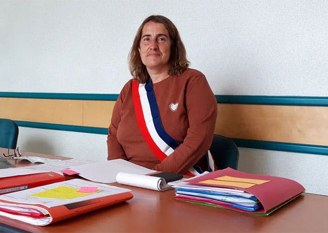 Sonia Lepoittevin concilie le métier de factrice et de maire d'une commune de 649 habitants du Nord Cotentin