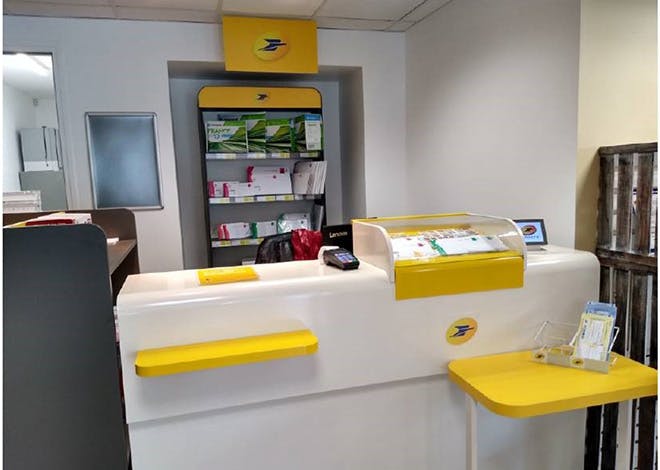 Depuis avril 2021, un point de services La Poste Relais a ouvert ses portes au sein d'un établissement de travail protégé (ETP) à Saint-James, dans la Manche.