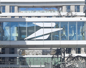 logo la postegroupe sur batiment