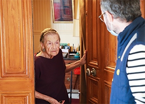 La Poste soutient les personnes âgées isolées en rendant gratuit son service de visites par le facteur « VEILLER SUR MES PARENTS »