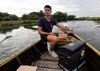 facteur sur une barque traditionnelle