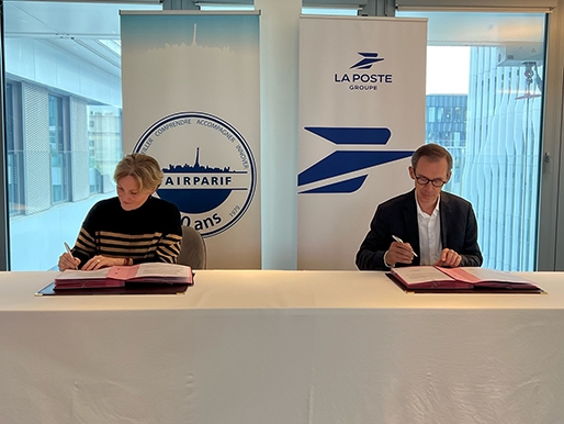 Karine Léger, directrice générale d’Airparif et Philippe Bajou, secrétaire général du groupe La Poste, directeur général adjoint, ont signé le 14 octobre une convention de partenariat en faveur de la mesure et de l’amélioration de la qualité de l’air.