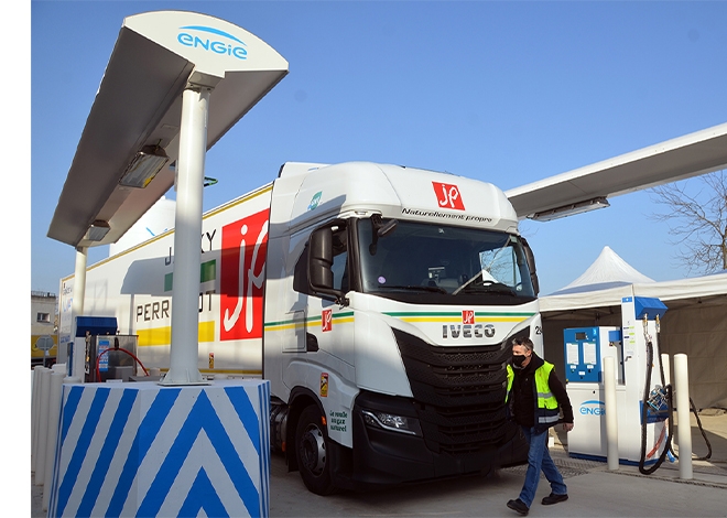 Acteur majeur du transport routier, Viapost a axé sa stratégie autour de deux objectifs : le recours privilégié à des camions de transporteurs partenaires roulant au GNV, et le déploiement de stations gaz sur des plateformes logistiques phares afin d’y faciliter une mobilité plus verte