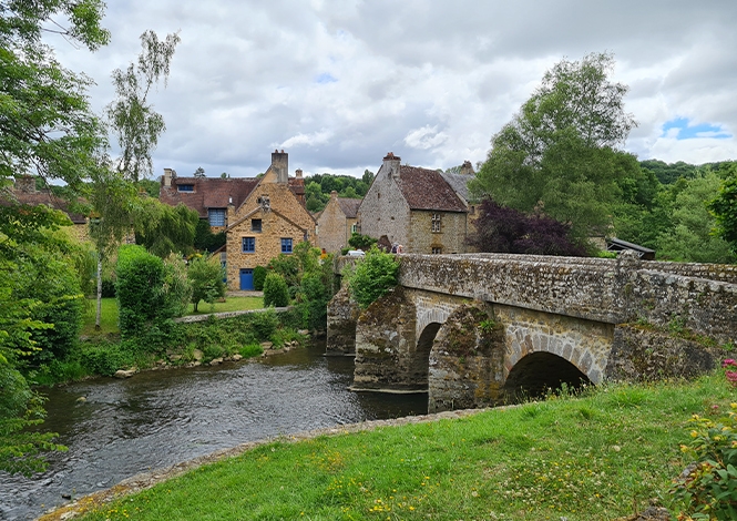 Saint-Céneri-le-Gérei, localité du sud de l’Orne classée parmi les plus beaux villages de France