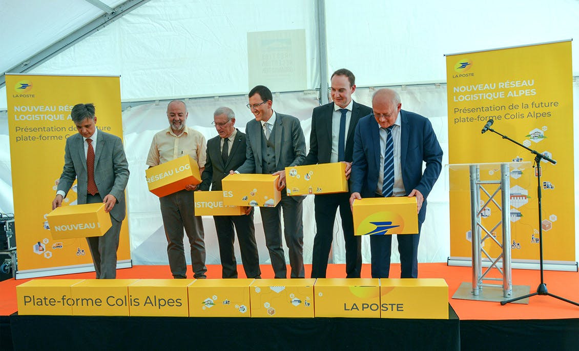 Photo avec Lionel Beffre, Préfet de l’Isère, Francis Gimbert, Président de la communauté de communes Le Grésivaudan, André Maitre, maire de La Buissière, Xavier Mallet, directeur général de Colissimo, Guillaume de Fougeroux, directeur opérationnel territorial Colis Sud-Est et Eric Clavaud, directeur exécutif Auvergne-Rhône-Alpes de la branche Services-Courrier-Colis.