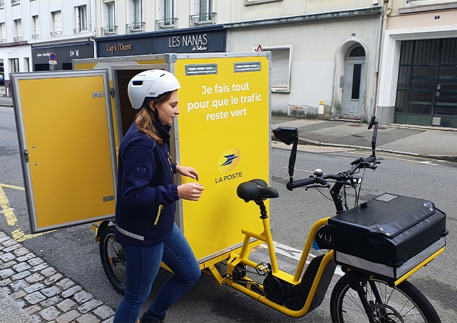 L’agence Colissimo de Brest dispos d’un nouveau mode de livraison décarboné pour distribuer les colis : le vélo cargo triporteur.