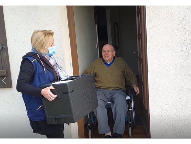 un traiteur de Montval sur Loir "Ô Saveurs de Bercé" propose à ses clients seniors un nouveau service : la livraison de repas à domicile par les facteurs.