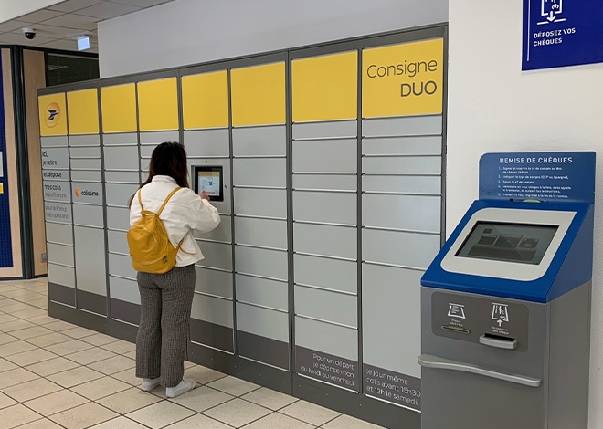 La Poste de Rennes Saint-Cyr propose à ses clients la nouvelle consigne DUO. Un dispositif permettant de gérer les dépôts et retraits de colis en totale autonomie.