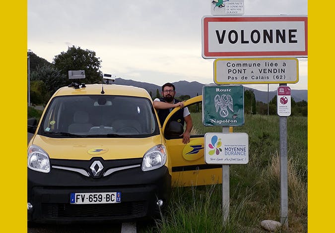 Geoptis, filiale à 100 % du groupe La Poste, accompagne les collectivités de toutes tailles sur l'ensemble du territoire pour optimiser la gestion et l'entretien de leur patrimoine urbain.