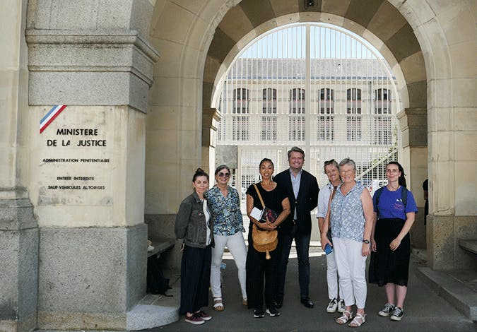 Equipe de l'association "Lire pour en Sortir" devant la prison de Rennes