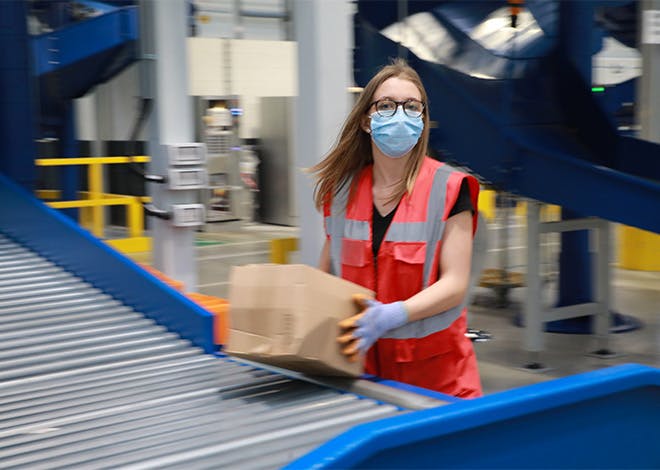La Poste soutient les e-commerçants en assurant la remise de colis 6 jours sur 7 grâce à son réseau de facteurs, ses bureaux de poste et points d'accès.