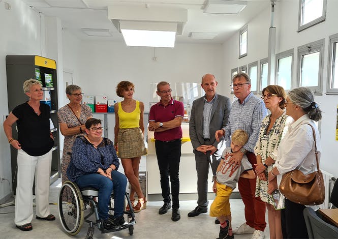 Huit travailleurs en situation de handicap de l’Esat tiennent le point de services La Poste Relais Services Plus de Saint-Pryvé-Saint-Mesmin.